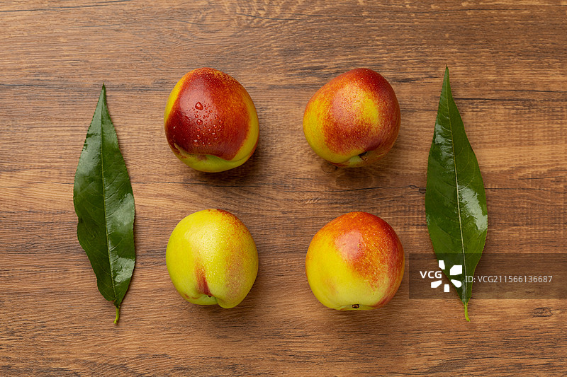 五月立夏时节，新鲜的油桃桃子，时令新鲜水果，有机食品，果蔬静物特写图片素材