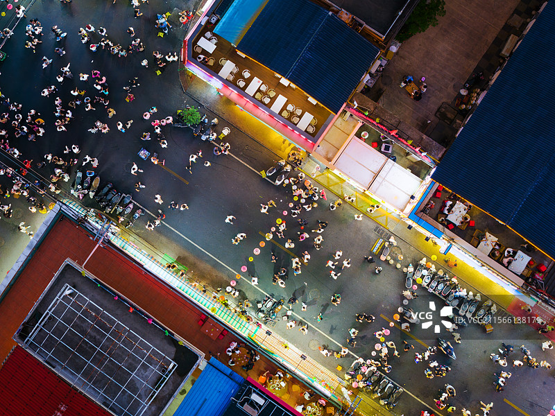 五一黄金周，航拍，夜幕下的侨港风情街图片素材