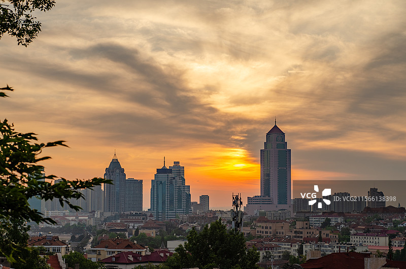中国山东青岛小鱼山上俯瞰青岛湾城市黄昏图片素材
