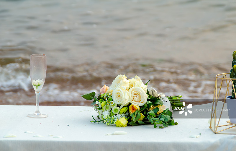 海边婚纱摄影桌上的花束图片素材