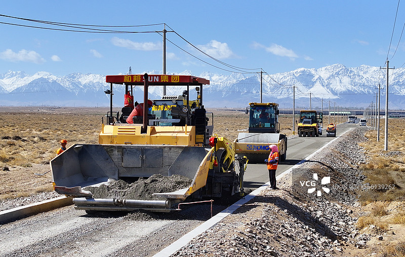 2025年4月29日，拍摄的甘肃省张掖市民乐县公墓至华瑞牧场产业路建设工程项目施工现场。图片素材