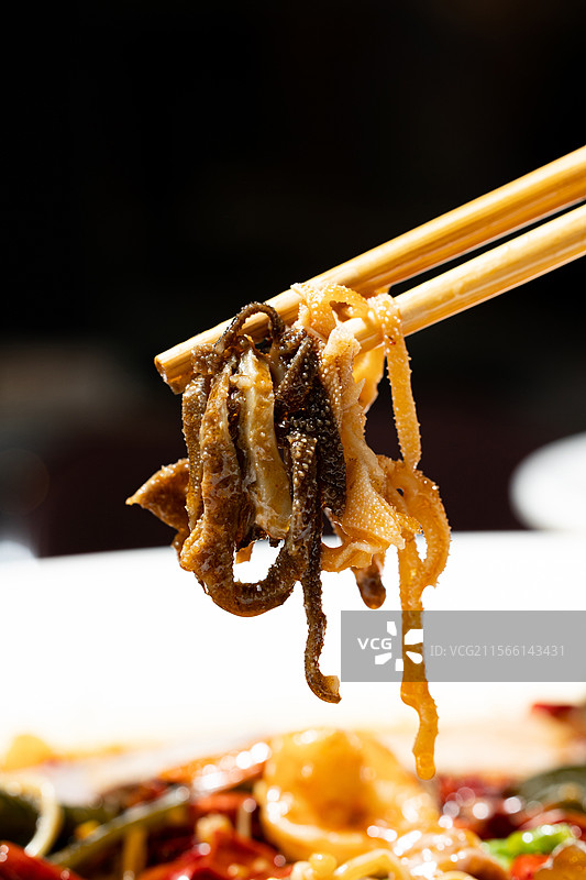 毛血旺毛肚鸭血虾仁牛肉黄喉川菜红油热辣辣椒成都美食图片素材