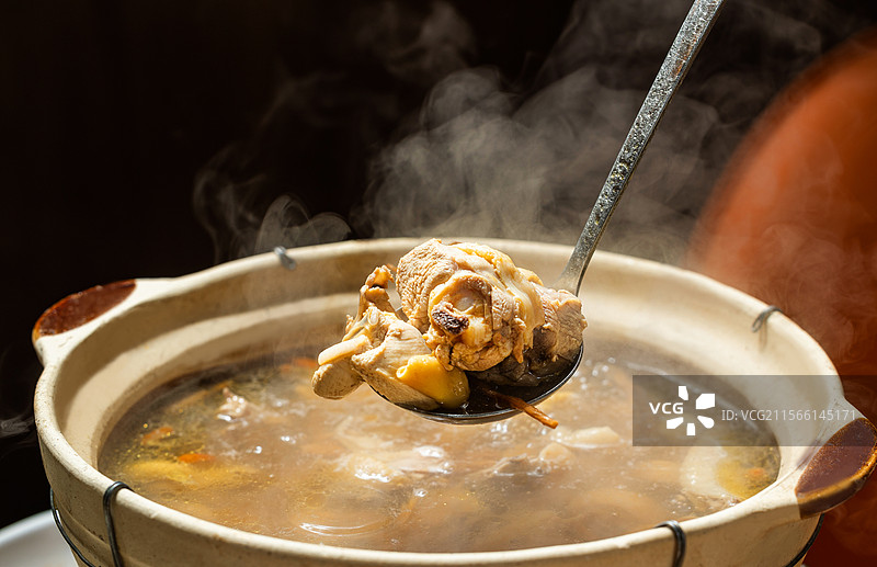生蚝鸡煲走地鸡生蚝醉鸡煲打边炉涮火锅鸡皮鸡肉清远鸡鸡骨鲜活生蚝砂锅鸡药材鸡鸡汤炖鸡图片素材