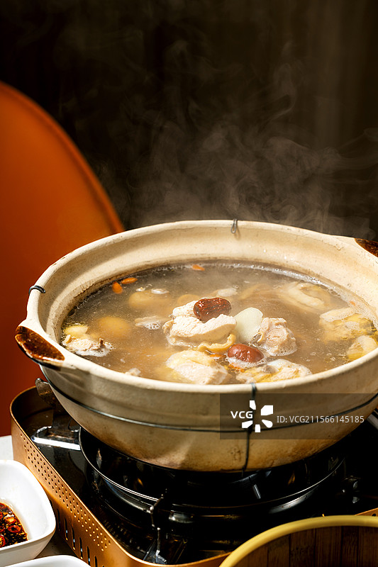 生蚝鸡煲走地鸡生蚝醉鸡煲打边炉涮火锅鸡皮鸡肉清远鸡鸡骨鲜活生蚝砂锅鸡药材鸡鸡汤炖鸡图片素材