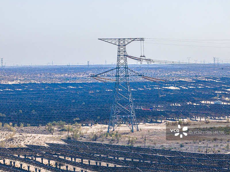 沙漠光伏 古尔班通古特沙漠 电力铁塔 落日图片素材