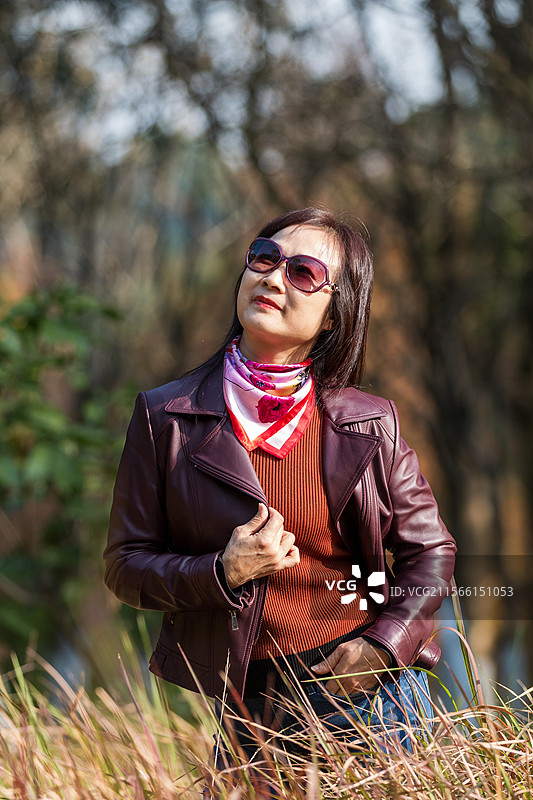 冬天公园里漂亮的时尚中年女性图片素材