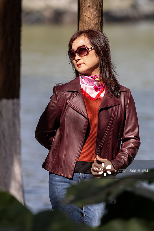 冬天公园里漂亮的时尚中年女性图片素材