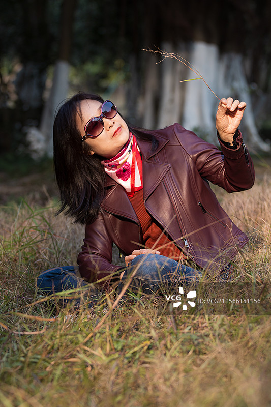 冬天公园里漂亮的时尚中年女性图片素材