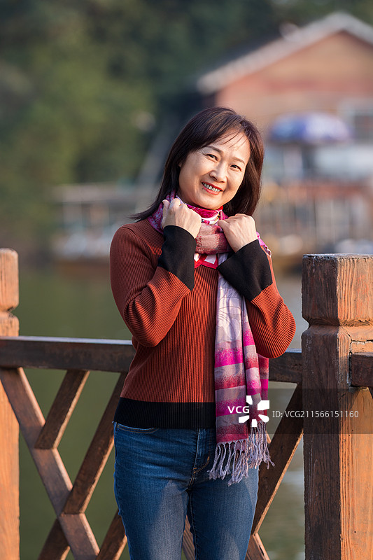 冬天公园里漂亮的时尚中年女性图片素材