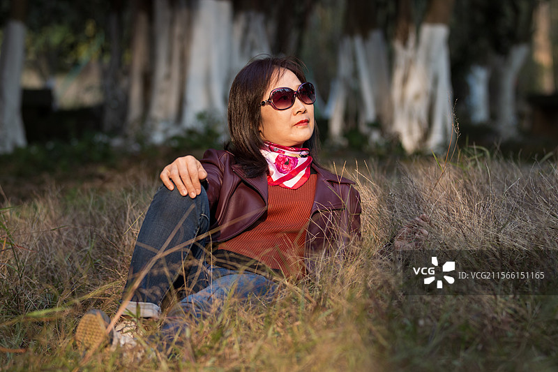 冬天公园里漂亮的时尚中年女性图片素材