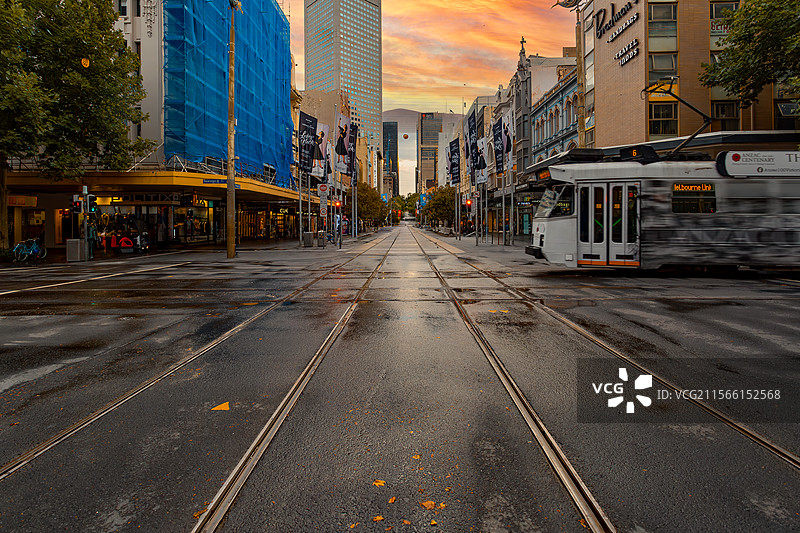 湿润的街道与绚丽的天空，感受城市的活力与美丽图片素材