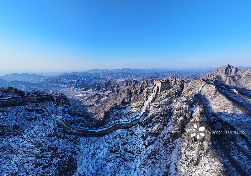 雪后金色阳光照射在万里长城图片素材