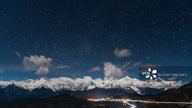 云南德钦梅里雪山夜晚星空图片素材