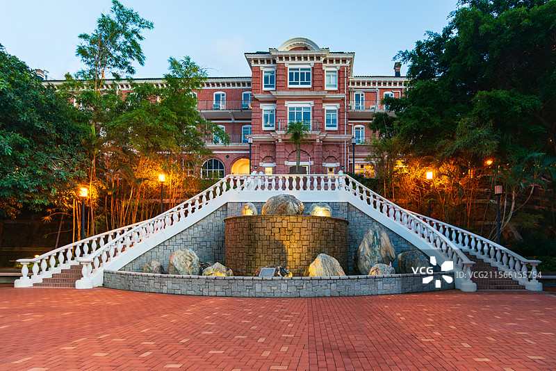 香港大学校园庄月明楼夜景图片素材