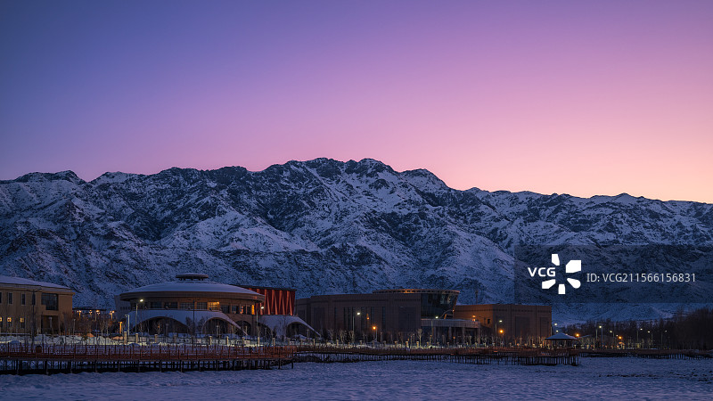 雪山下小镇的黄昏图片素材