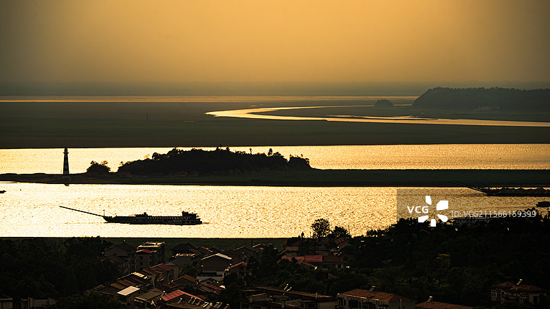 岳阳圣安古寺江边黄昏时段拍摄图片素材