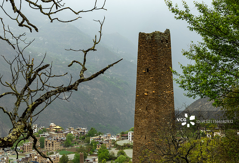 满是绿色的藏族寨子图片素材