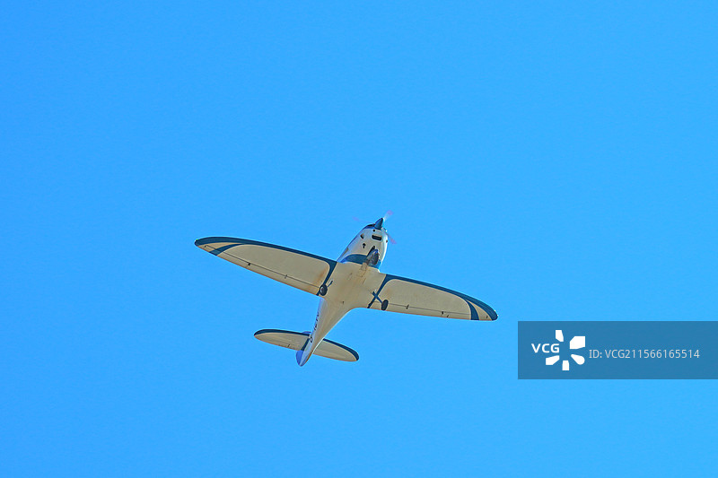 驾驶轻型飞机飞行图片素材