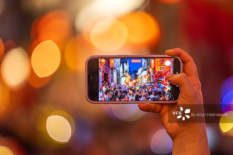 安徽歙县瞻淇古村落游客们用手机拍摄非遗文化鱼灯表演图片素材