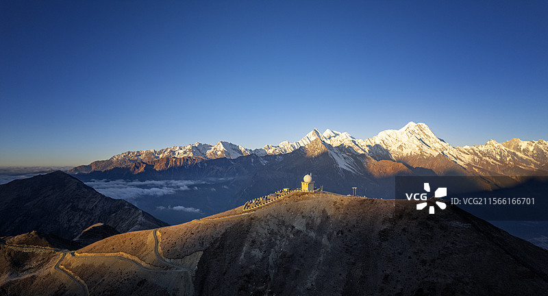 西藏吉隆亚洲一号雪山观景台与远方喜马拉雅山脉日落日照金山图片素材