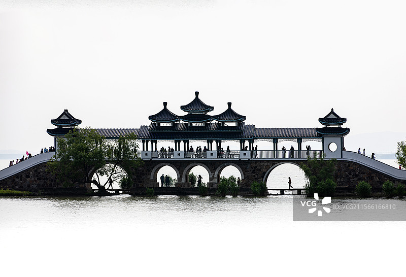 江苏无锡太湖仙岛上的会仙桥剪影图片素材