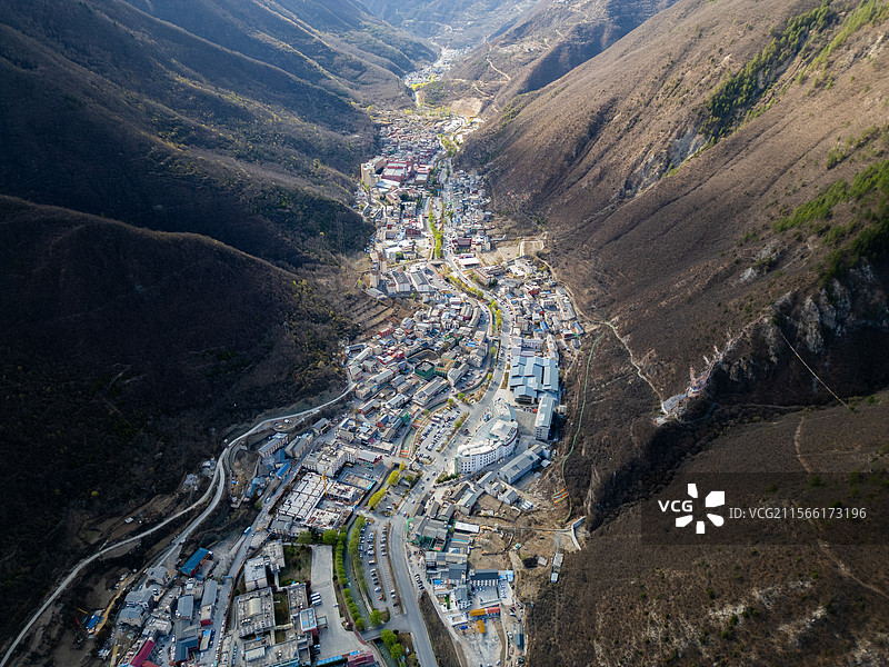 航拍四川阿坝九寨沟漳扎镇城市与自然风光图片素材