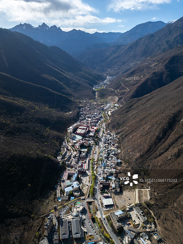 航拍四川阿坝九寨沟漳扎镇城市与自然风光图片素材