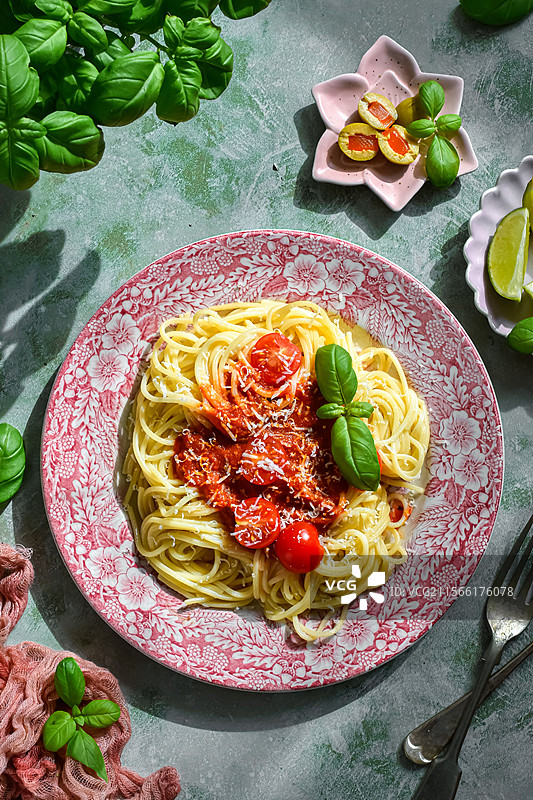 高角度视图的意大利面在桌子上的盘子里图片素材