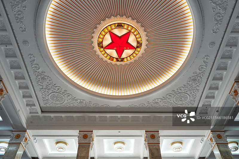 北京市海淀区中国人民革命军事博物馆军博大堂吊顶闪闪的红星图片素材
