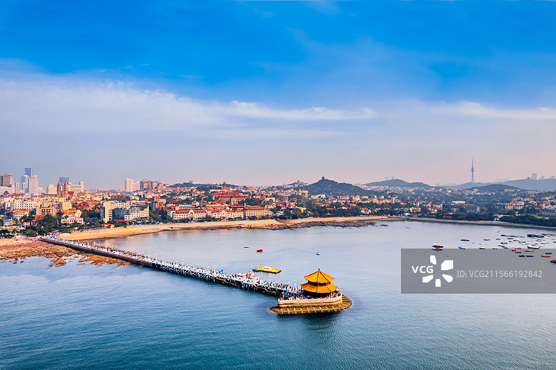 中国山东青岛栈桥回澜阁和城市天际线风光图片素材