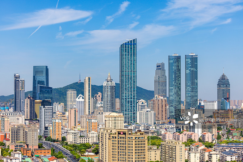 蓝天白云下的长三角地区江苏省无锡市市中心城市建筑风光图片素材