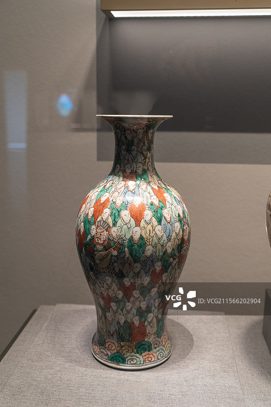 清康熙时期景德镇窑五彩罗汉天王撇口瓶图片素材