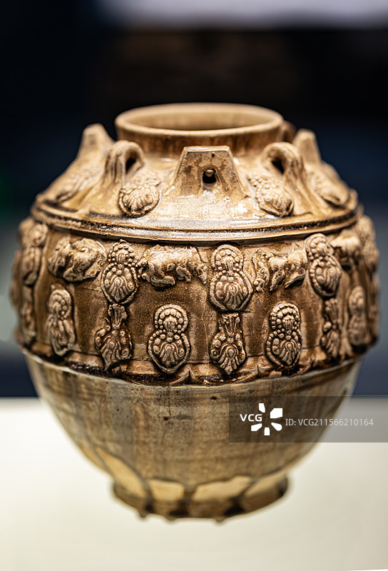 中国国家博物馆藏隋朝寿州窑青黄釉塑贴八系罐图片素材