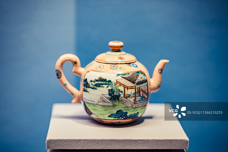 中国国家博物馆藏清乾隆粉彩什锦团花开光雨中烹茶诗意茶壶图片素材