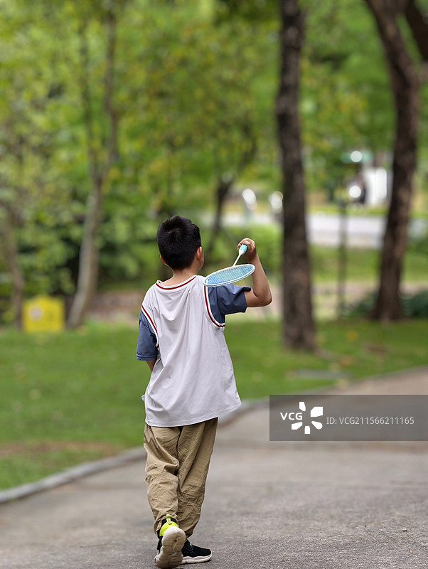 打羽毛球的小孩图片素材