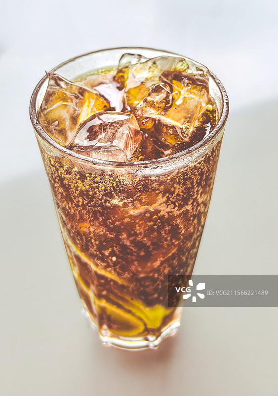 玻璃杯里的冰可乐图片素材
