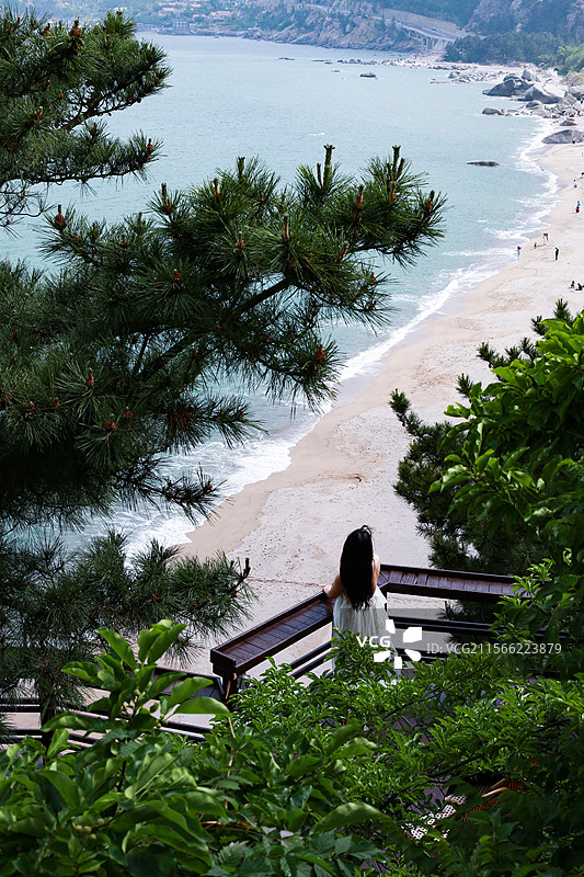 海边观景平台拍照欣赏风景的美女高角度视角图片素材