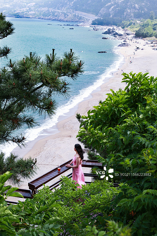 海边观景平台拍照欣赏风景的美女高角度视角图片素材