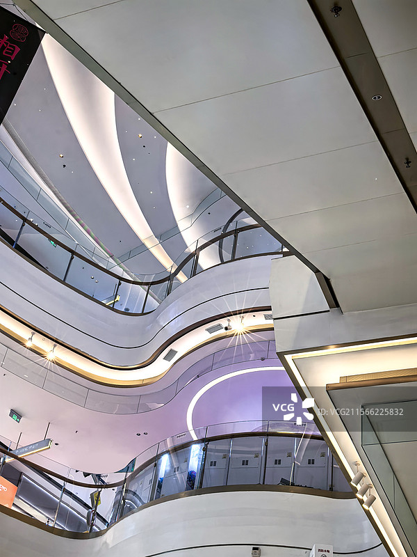 流线型设计让人心情愉悦，逛街也要有格调图片素材