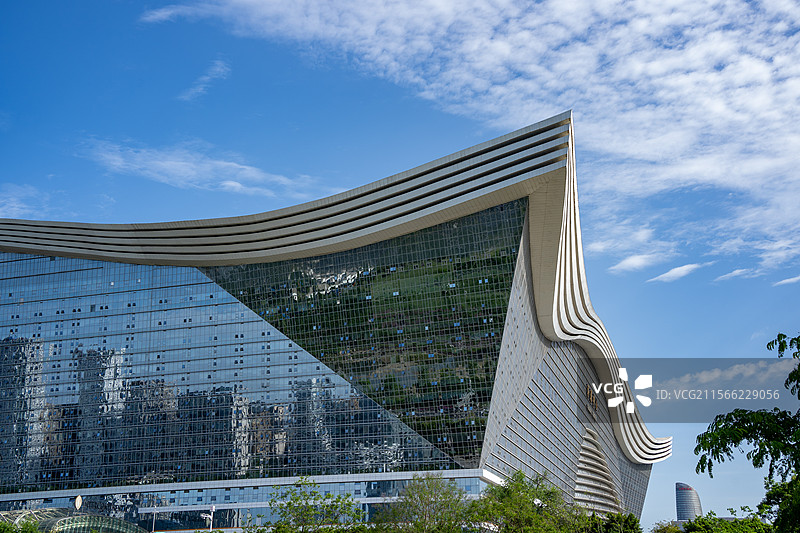 晴天下的成都城市风光地标建筑环球中心蓝天白云雪山图片素材