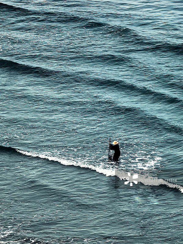 上川岛飞沙滩赶海人图片素材