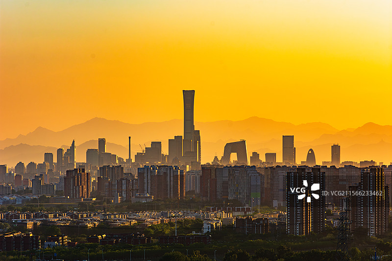 日落时分的北京城市天际线，图中最高建筑为国贸CBD的中信大厦（中国尊）图片素材