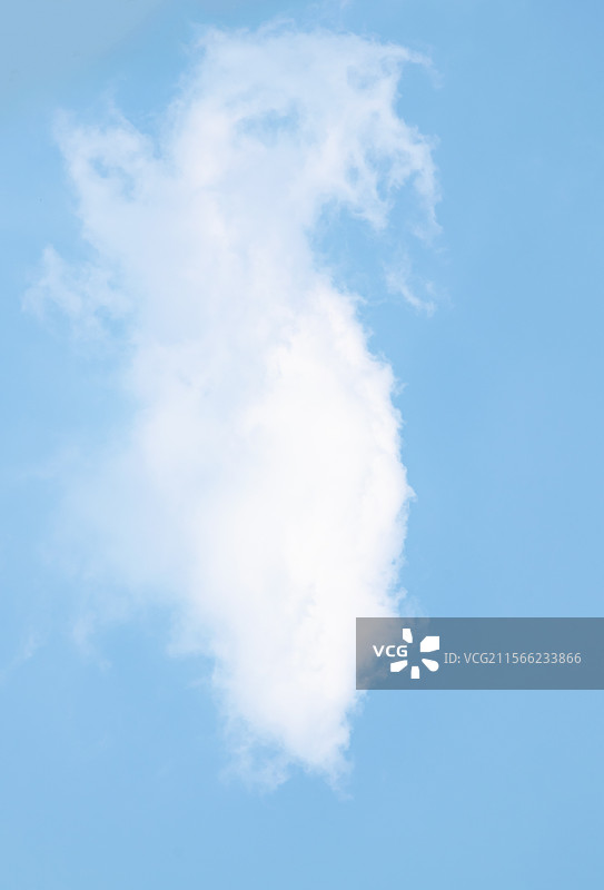 中国自然风光拍摄主题，白色云彩和蓝色天空，干净协调自由简单反差纯净式样层云卷云，户外白昼无人图像摄影图片素材