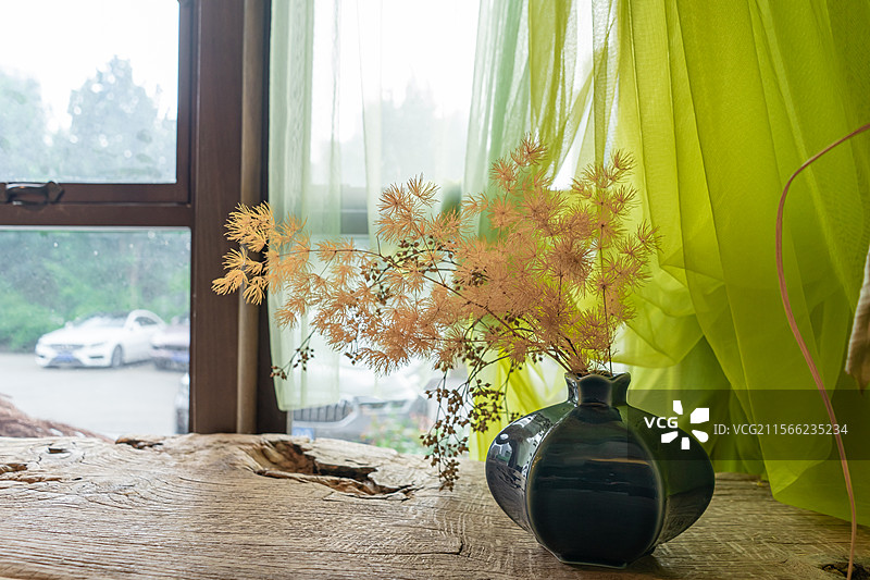 中国插花鲜花拍摄拍摄主题，青花瓷花瓶里一束黄色褐色的干花草本，室内无人图像摄影图片素材