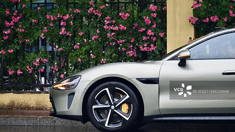 雨天的小米SU7图片素材