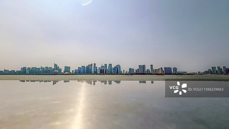 沿海城市楼群天际线，汽车广告背景图图片素材