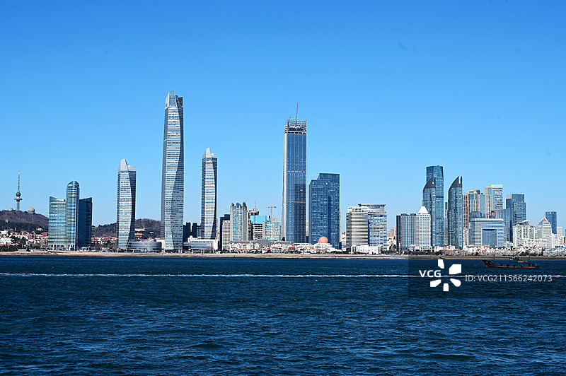 青岛海上看海边的都市摩天大楼群图片素材