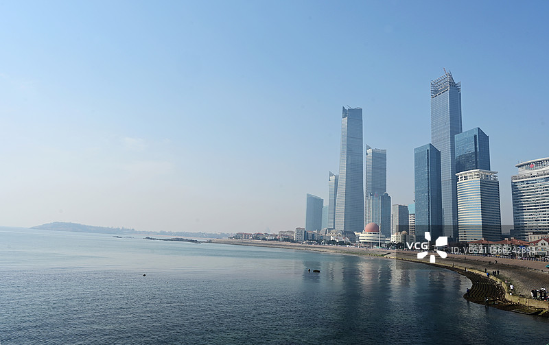 青岛五四广场看海湾和岸上的高楼大厦图片素材