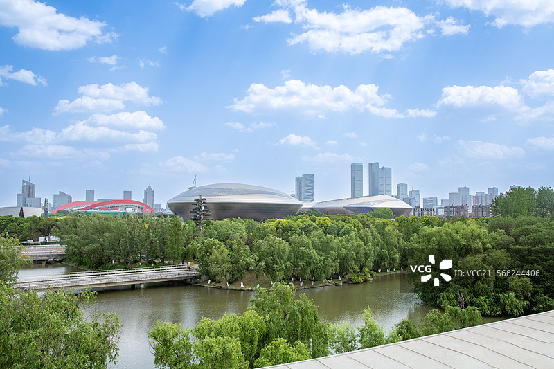 南京河西江苏大剧院（蓝天白云下的城市）图片素材
