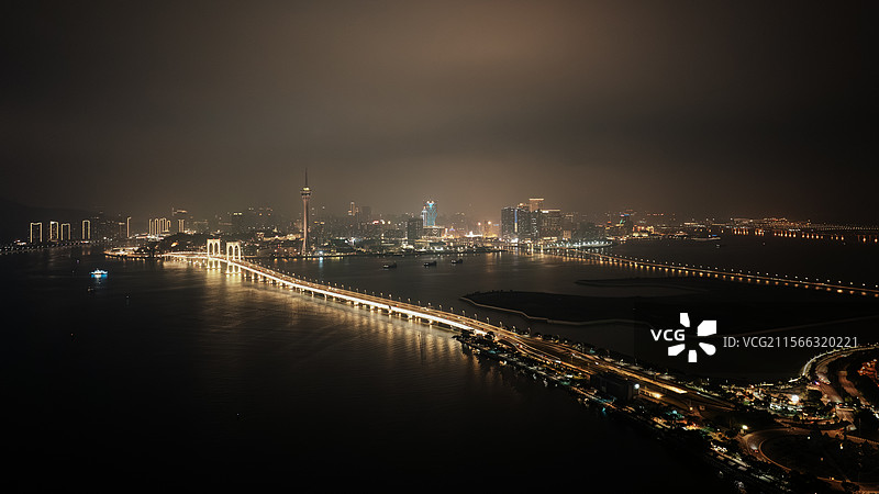 航拍澳门半岛城市天际线与西湾大桥夜景图片素材